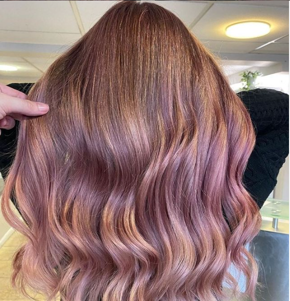thbcIreland's tweet image. Obsessed with the tones in this hair!! #REPOST @wellahairuki
This look has us tickled pink 💖 Stylist @hairbylizzielane created a clean canvas of pink with our #ColorFreshCreate 🌸 Recreate this #DustyPink look with our Nudist Pink shade 🎨 #MakeChange #AskForWella #thbcireland