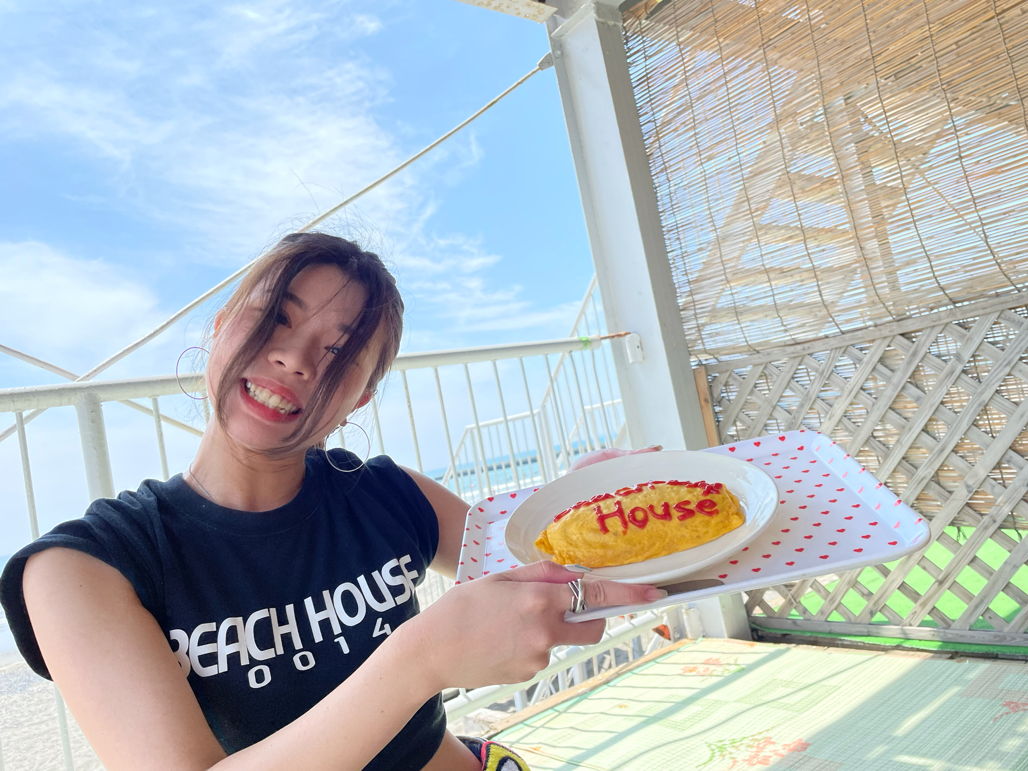 We Love 静岡 夏のオムライスがきた 海の家でオムライスを頼んだら かわいいおねーさんが メッセージ付きのオムライスをくれたっ うれし 海の家 静波 静波海岸 静波海水浴場 Beachhouse0014 牧之原市 静岡の海水浴場 オムライス