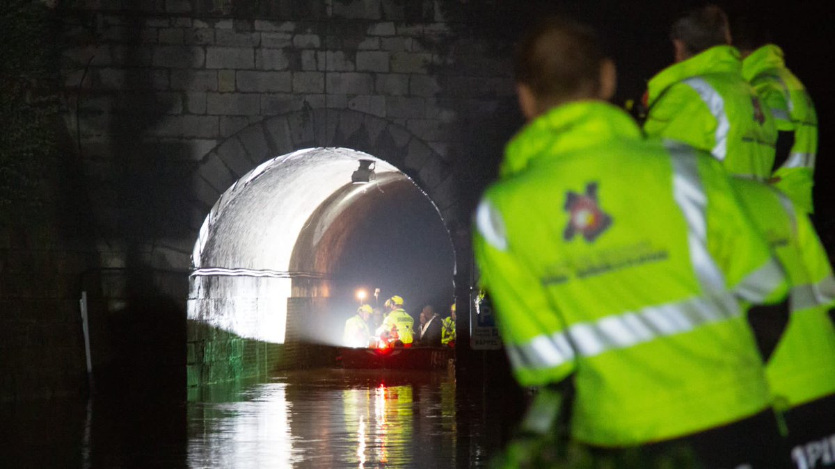 Impressie van inzet <a href="/Reddingsvloot/">NRV Nationale</a> #brandweer <a href="/VrZW/">Veiligheidsregio Zaanstreek-Waterland</a> in #Luik #waternoodsramp. Eenheden zijn na 36 uur afgelost door collegae. Vanuit Luik is inmiddels verplaatst naar <a href="/VRZuidLimburg/">Veiligheidsregio Zuid-Limburg</a> en is peloton in afwachting van mogelijke inzet #WatersnoodLimburg. #samenvoorveilig