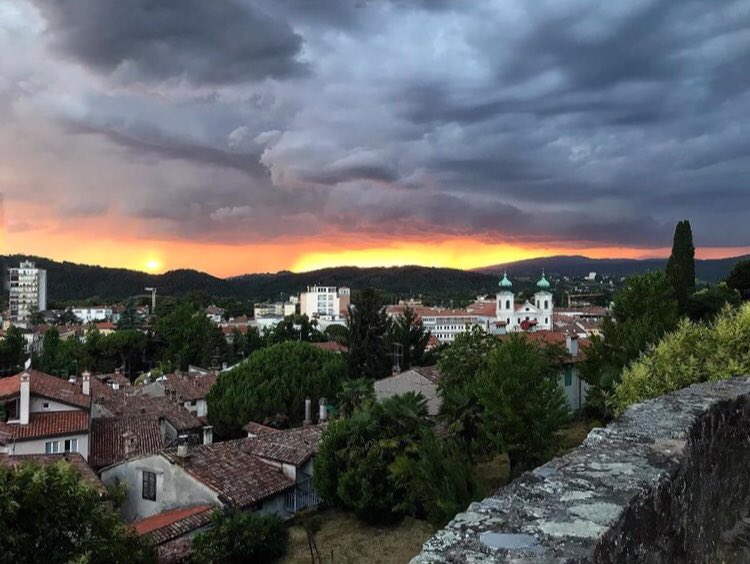 Anche se minaccia pioggia, perché non salire al #Castello di Gorizia?
Ringraziamo @gio_curtoo per il bellissimo panorama.

#igersgo #igersfvg #gorizia #friuliveneziagiulia 

instagram.com/p/CRZghojFndd/