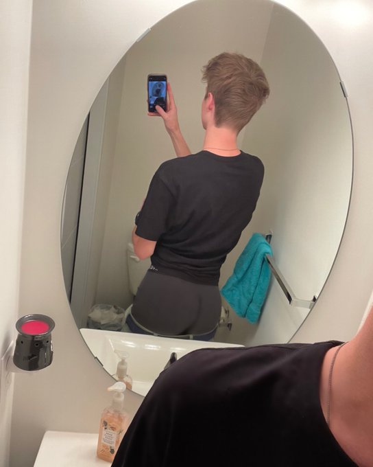 Butt https://t.co/RhkZw1Ry62