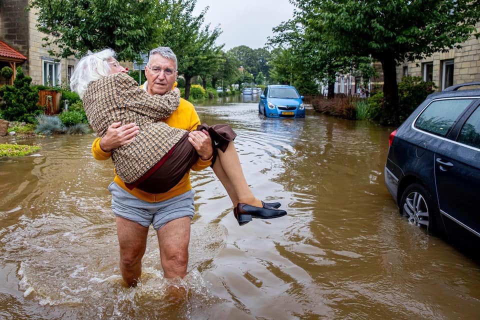 L1_Nieuws's tweet photo. ❤ Liefde voor Limburg! Hartverwarmend om te zien hoe iedereen elkaar helpt. Houd vol allemaal! 😘
#Limburg #Helpendehanden #Watersnood #Wateroverlast #Hoogwater #Valkenburg https://t.co/p8SRTwXmon