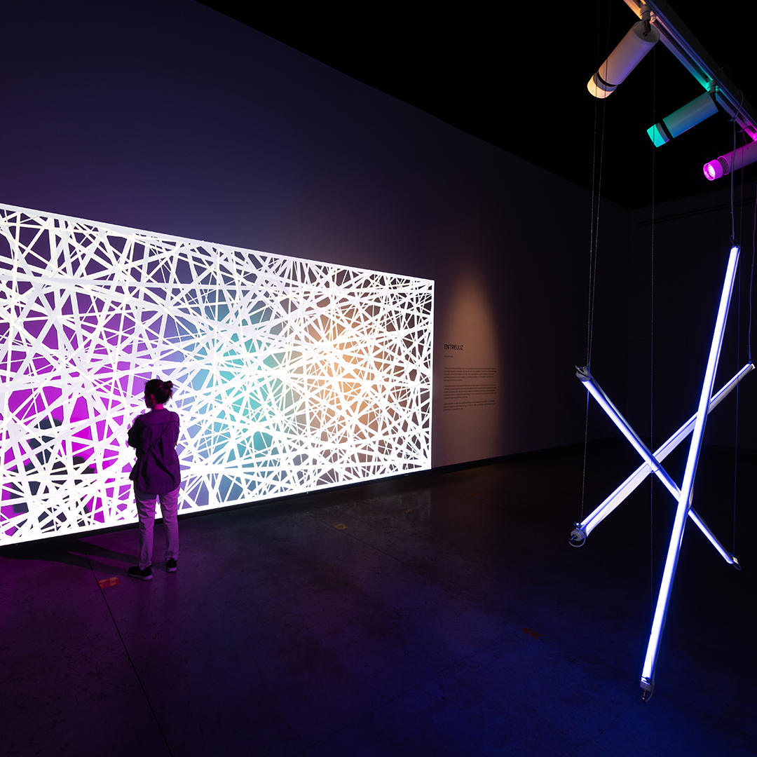 Would you recognize your shadow? Let artist Omar Gomez introduces you to your presence in negative with ENTRELUZ, one of the extraordinary art pieces featured at IN-VISIBLE, an exhibit of light installations at @mmacjs Read more: ketra.com/lighting-news-… 📷: Jaime Navarro