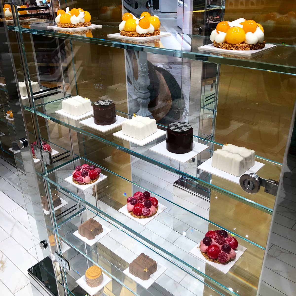 ParisLovePastry's tweet photo. Pastries that look like little works of art from #DalloyauParis at #Samaritaine 💛 https://t.co/DZQsFD3tIS https://t.co/PV0ClaLyU3
