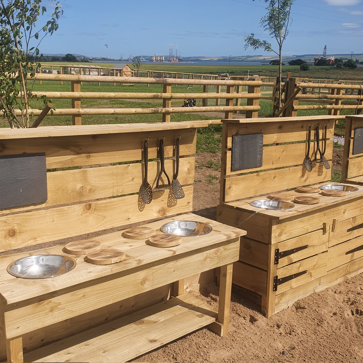 Cooking with a view ☀️🍳🍔
.
#handmade #mudkitchen #sandpit #locallysourced #comingsoon #summer2021