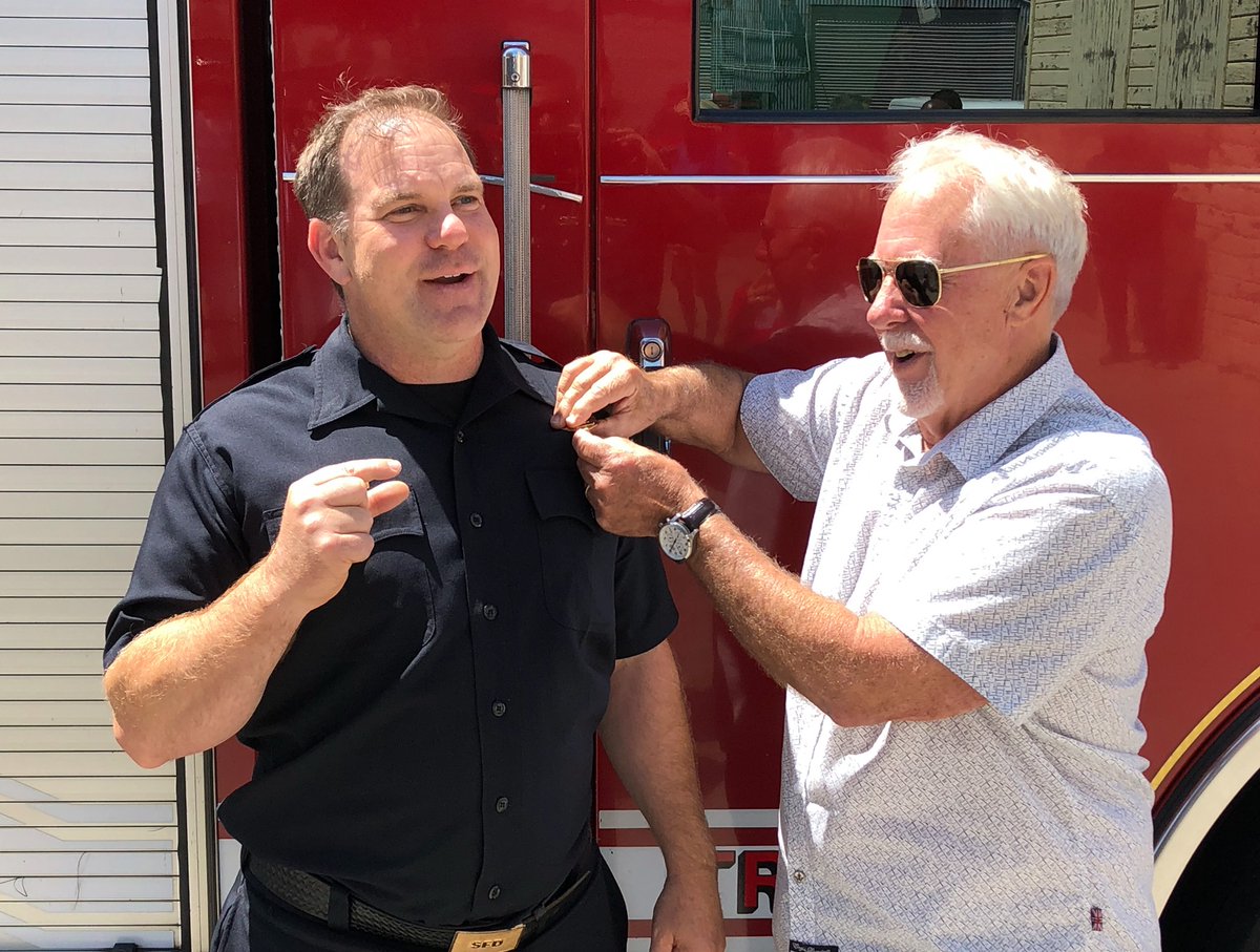 SacFirePIO's tweet photo. Please help us in congratulating Eric Saylors on his promotion to #AssistantChief! He was pinned by his father, retired SFD Fire Captain Dave Saylors. Most recently, Saylors worked as a #BattalionChief. As an Assistant Chief, he will be running the #EMS division. #SacramentoFire https://t.co/sw47kbwv7v