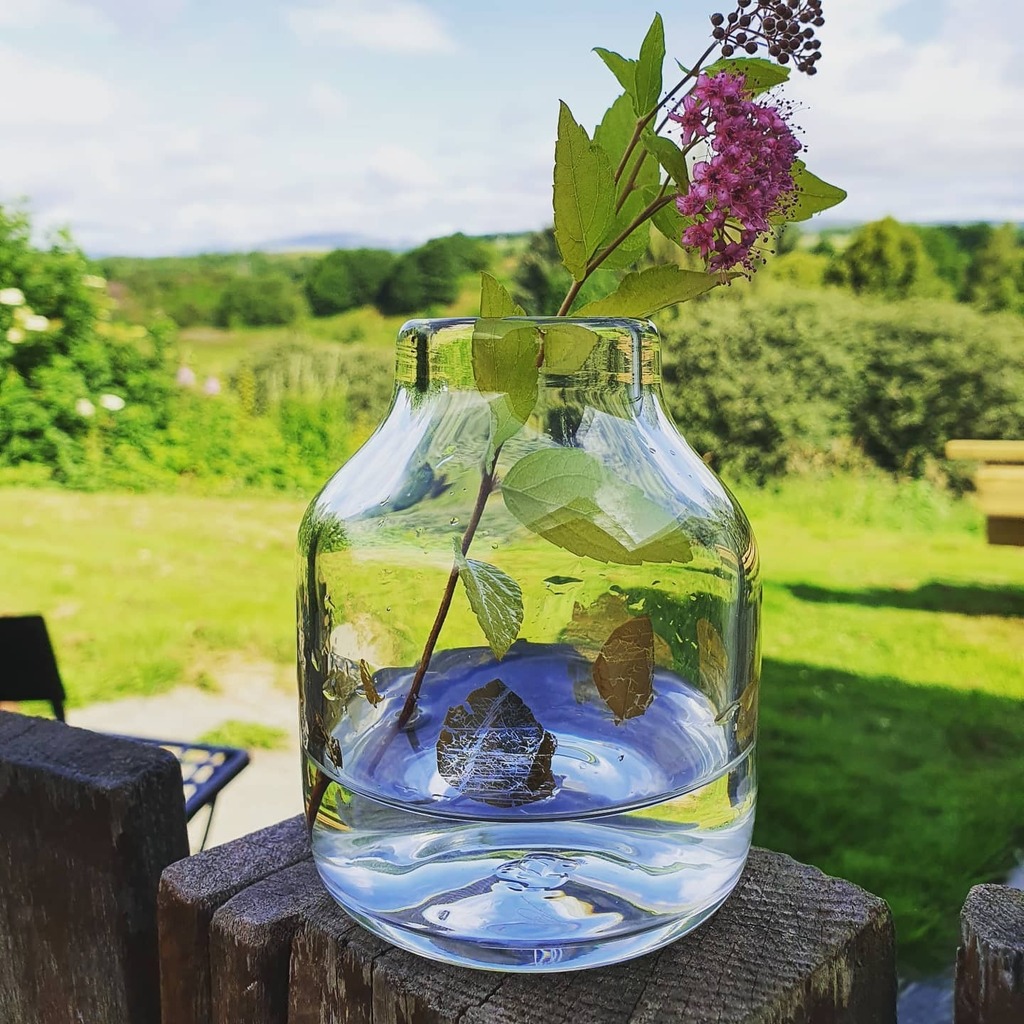 ElinIsaksson's tweet photo. Budvase with goldleaf 

#vase #budvase #flowers #cuttings #summer #onestem #smallflowers #clearglass #gold #goldleaf #simpleform #scandinavianstyle #handmadegifts #blownglass #madebyhand #madeinscotland #madeinstirling #madeindunblane #madelocal https://t.co/AtEV4hpKbb https://t.co/8KRAHYdASM