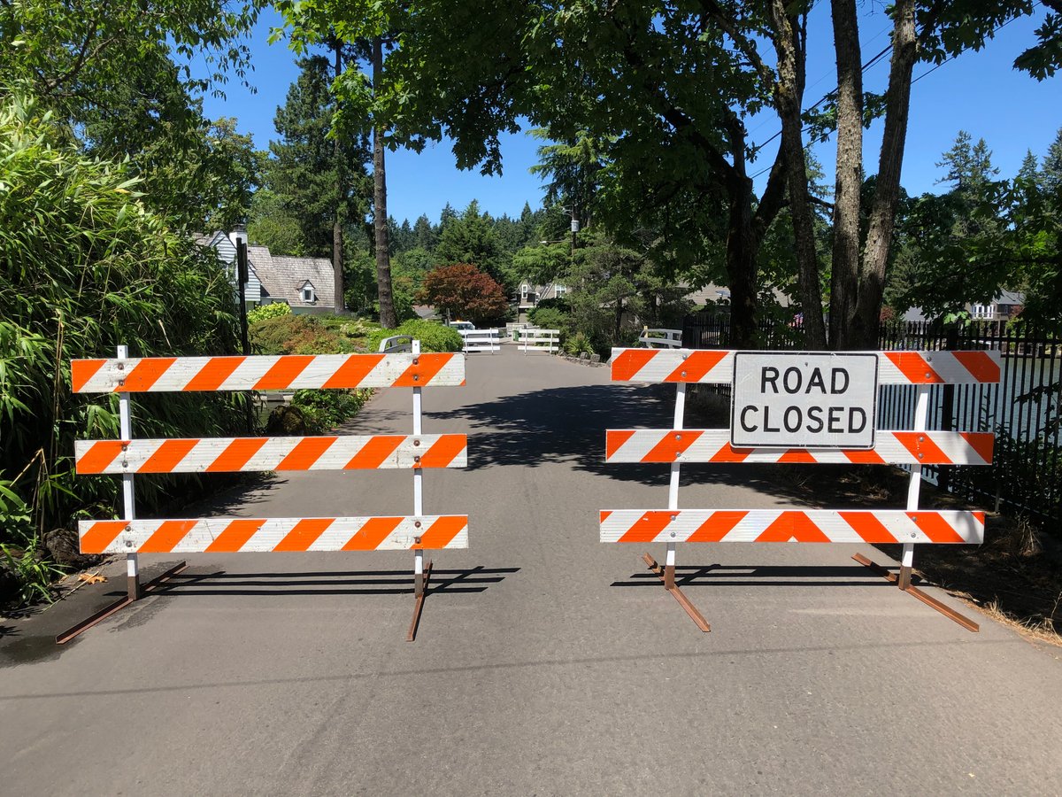 LakeOswegoInfo's tweet photo. 🚧#TrafficReminder: for safety, the North Shore Road Bridge in #LakeOswego is CLOSED to ALL traffic incl people walking, rolling, riding & driving. We are investigating structural concerns with the nearby retaining wall. Please obey signage https://t.co/gNhUbvMcGo #PDXTraffic https://t.co/wfIQ5qMHFm