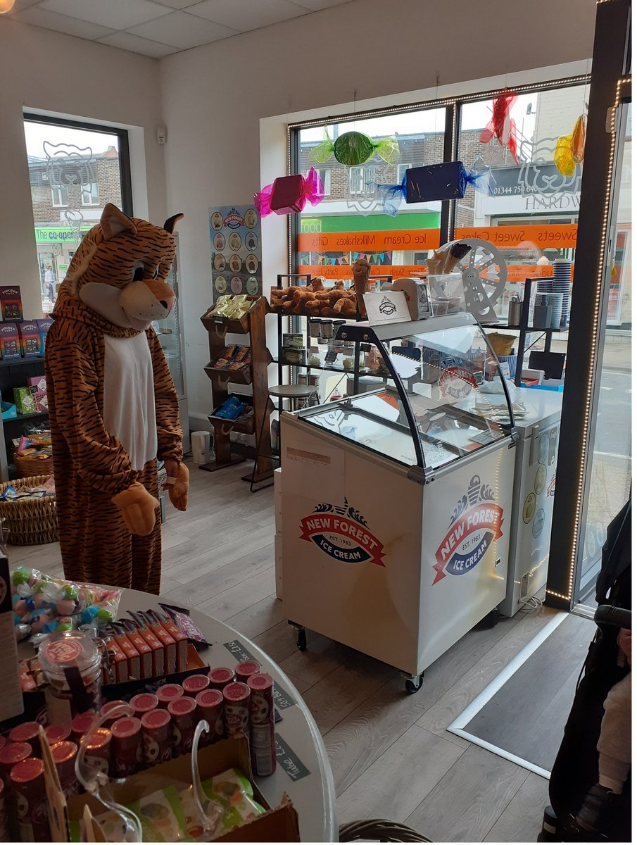 Tigers4Ever2010's tweet photo. Wishing all our #Tiger Friends at #SweetTiger in Crowthorne High Street a very #HappyBirthday https://t.co/kubtsSy2qN Our mascot #TobyTheTiger will be helping them to celebrate all day today #Caturday #SaturdayThoughts https://t.co/oE0NYAcTWg