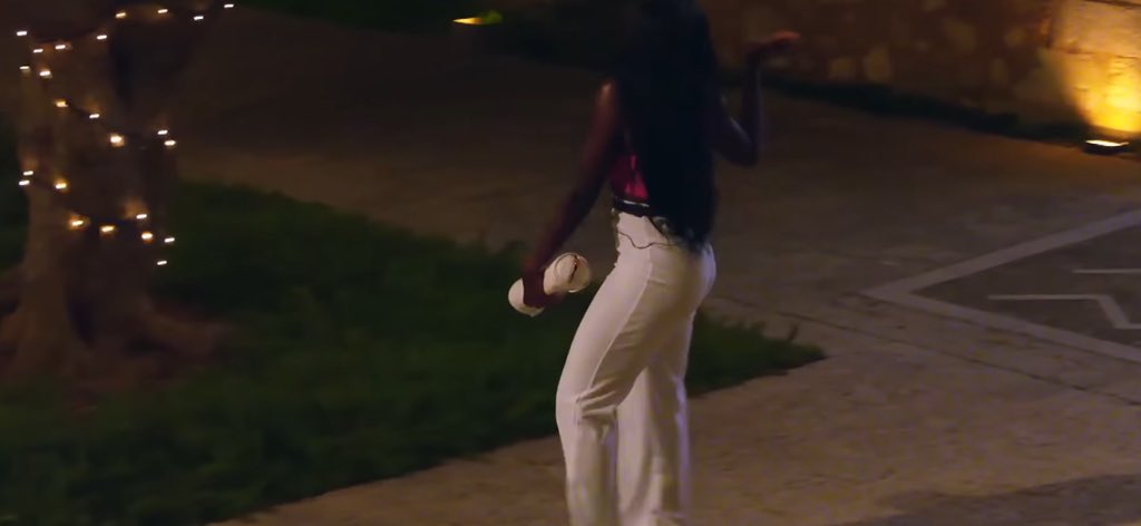 What’s with these handbags? 🤔 Me thinks their electrical items are broken and they are popping by the production office on the way to their date to drop them off! This has to be a ghd straighter holder!! Note they don’t have the bags when they turn up to the date! #LoveIsland