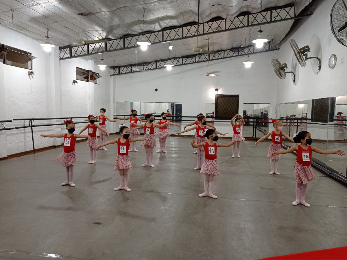 cesarvinader's tweet photo. Brillante Examen deDanza Clásica de las Pequeñas https://t.co/8xSIYHAg1J