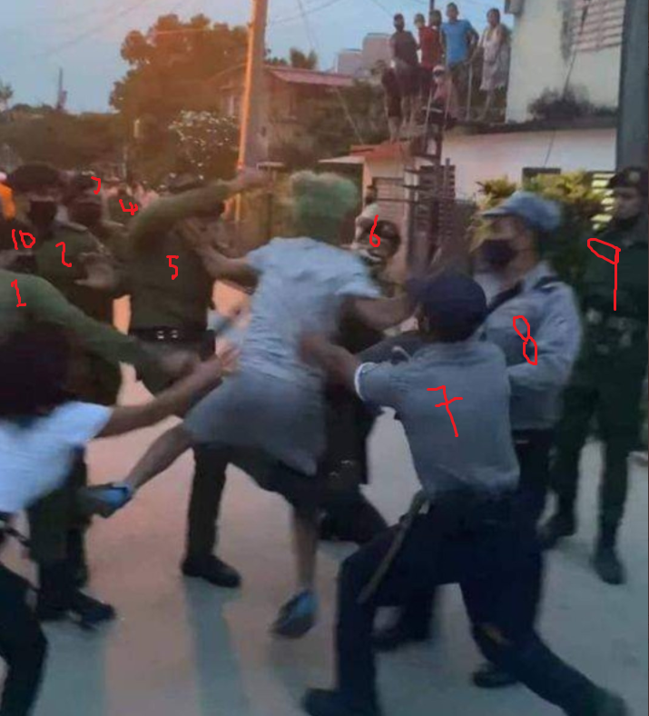 SargentoMolano's tweet photo. Desde #Cuba, Invitación cordial a la #PrineraLinea de Colombia a apoyar las manifestaciones justas del pueblo cubano;así conocerán verdaderamente la BRUTALIDAD POLICIAL y sin defensoría,ni procuraduría,personería ,ni medios independientes... https://t.co/UI69V8HSck