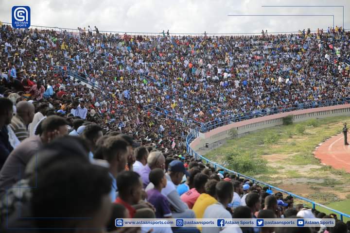 Fully crowded stadium Mogadishu in a tittle-deciding match between MCC and Horseed.
📸 Astaan 
#LestSeeTheOtherSideOfSomalia
#SOMTEX2021