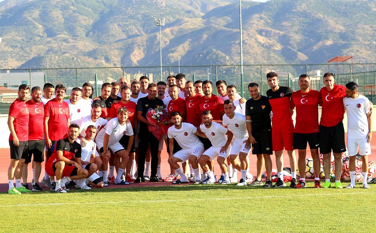 Göztepe SK Teknik Direktörü Ünal Karaman, Afyonkarahisarda kamp yapmakta olan Futbol A Milli Takımımızı antrenmanında ziyaret etti.