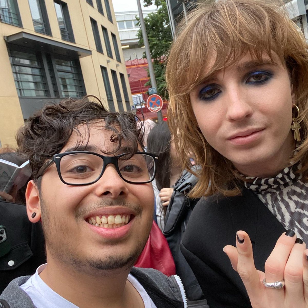 Sofian1302's tweet photo. I’ve met måneskin today 🥰😍 
@thisismaneskin #maneskin https://t.co/6ubPeLoNTy