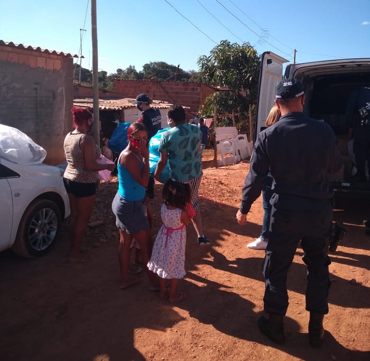 pmdfoficial's tweet image. #PMDF faz ação comunitária em Ceilândia

#Policiais do 7º BPM e do 10º BPM, com o apoio da ONG Solid’Art, organizaram uma ação no Sol Nascente, na qual distribuíram 40 cestas básicas, além de vários agasalhos e cobertores #doados pelos moradores do Cruzeiro, Sudoeste e Octogonal.