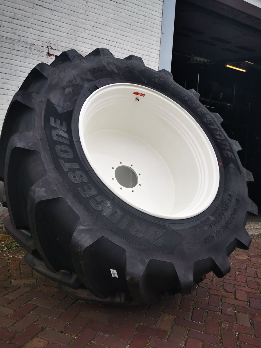 rinusroon's tweet photo. Een band zoals een band is bedoeld VF900/50R42 Bridgestone VT Tractor 😍👌🏻 #Profile #RinusRoon #ProfileZierikzee #ProfileMiddelharnis #Banden #Landbouw #DeLandbouwBandenSpecialist #Bridgestone #vf https://t.co/TGVDjXTjtb