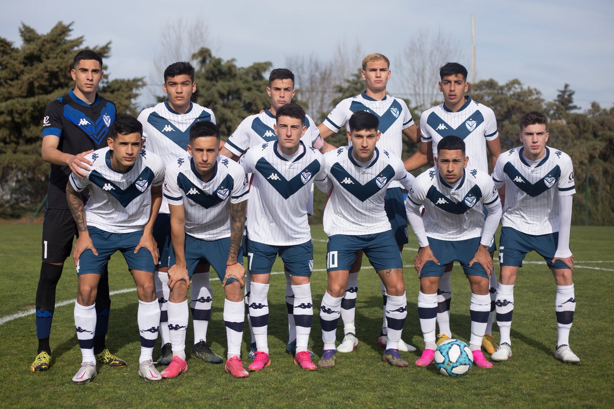 elshowdevelez's tweet photo. MANO A MANO
En el comienzo del Torneo de Reserva, #Velez empató 1 a 1 con #Racing. #Versaci y #Gorosito los goleadores.

Julio #Vaccari formó con estos 11:
1- Gómez Riga
4-Fernández
2-Molina Puga
6-Gómez
3-Di Lena
5-Perrone
8-Coronel
10-Muñoz
7-Versaci
9-Pellegrino
11-Ojeda https://t.co/8IB9SwzH1T