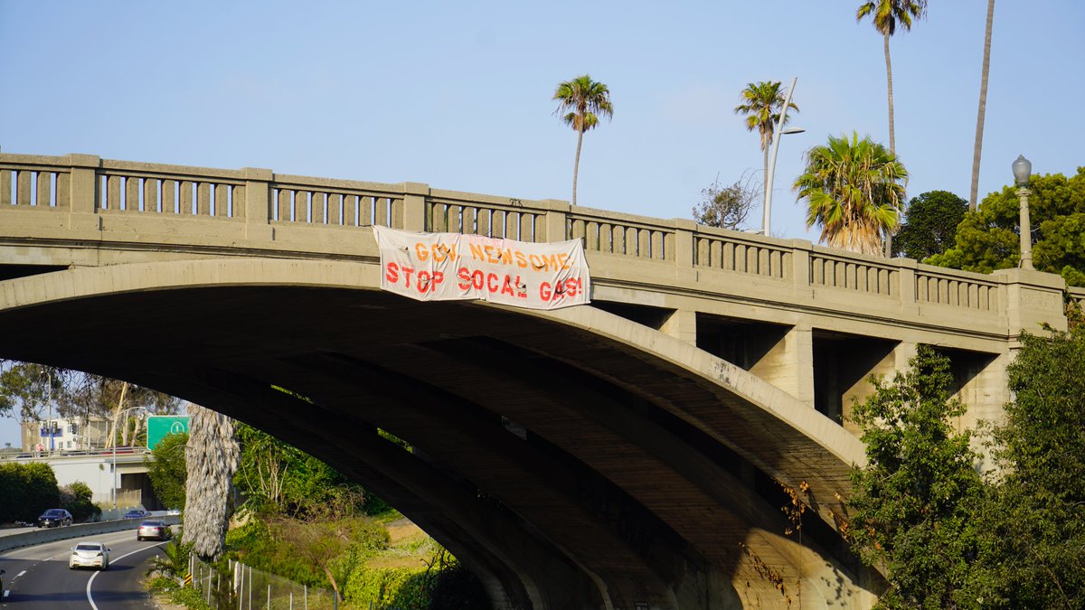 greenpeaceusa's tweet photo. CA youth refuse to watch their future go up in smoke.

Today, @CAyouthvsbigoil dropped banners across California calling on @GavinNewsom to end fossil fuel permits and begin a just transition! 👏🔥
#NoPermits4Polluters #OurFutureOnFire https://t.co/Rj6udDVcbg
