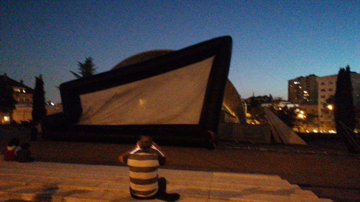 LuisMiguelRod12's tweet photo. @JMDHortaleza Vaya desastre cutre  el cine de verano del Distrito de Hortaleza. Llevamos 10 minutos de peli y se ha caído la pantalla y el sonido tampoco funciona... https://t.co/1jgkbP81Nm