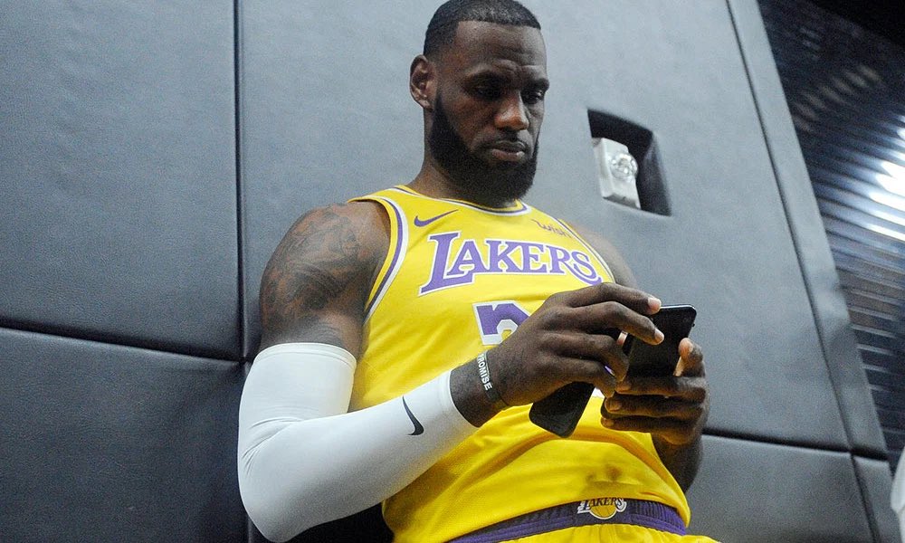 lit_nbamemes's tweet photo. “Dame Time!!! What’s up my man? Weather is great here in Cancun. Heard you requested a trade! Imagine if you got traded to the Lakers and teamed up with the kid from Akron 😂 lmao. Give me a call would love to catch up. #Lakeshow #JamesGang #SFG” https://t.co/jmLFm4ohA5