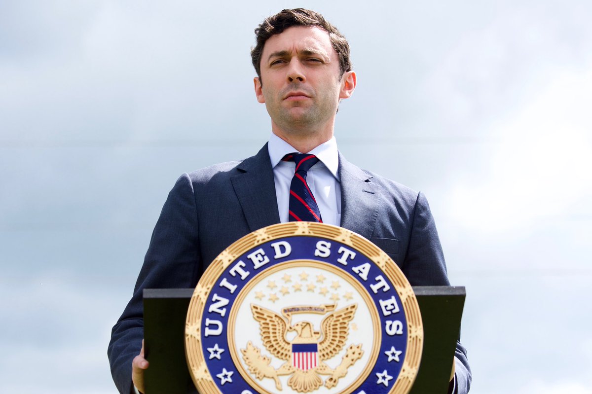 U.S. Sen. Jon Ossoff (@ossoff), a Georgia Democrat, speaks to media outside Fort Gordon, home to the Army’s cyber center of excellence, on Friday afternoon.

Photos for @aikenstandard. https://t.co/DHupE9fttr