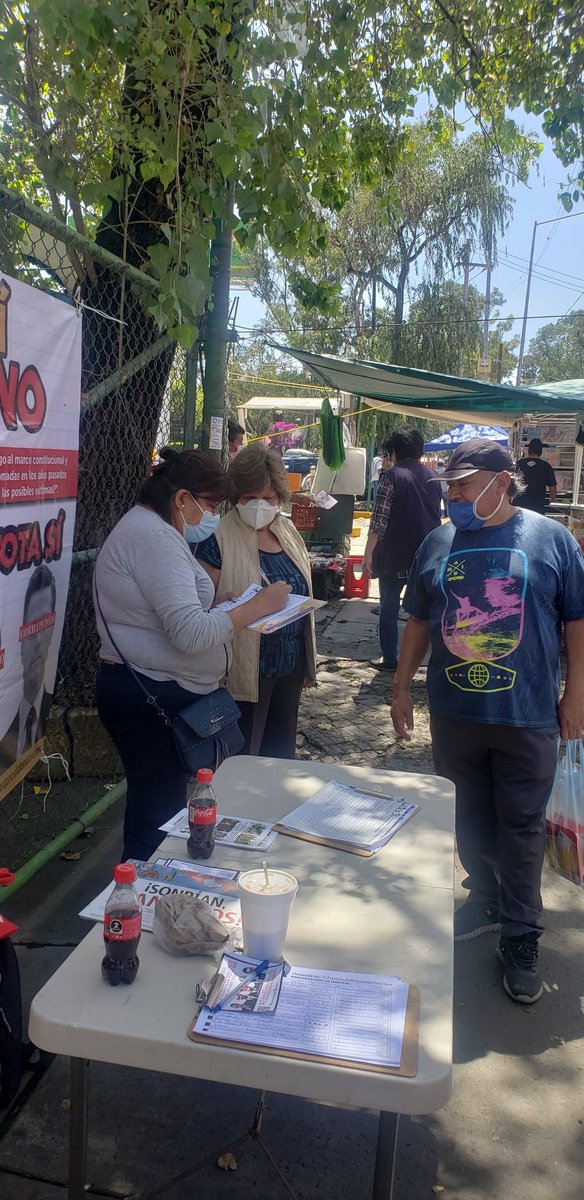 SandraC89137099's tweet photo. Culminando la jornada de difusión sobre la #ConsultaPopular y a favor del #JuicioAExPresidentes en Bodega Aurrera la Virgen.
@MiguelAngelHD30
@VillanuevaVa_ 
@JuicioMX
@BerthaLujanMx
Este 1° de agosto no se te olvide,  participa !! https://t.co/2WLayYwG3j