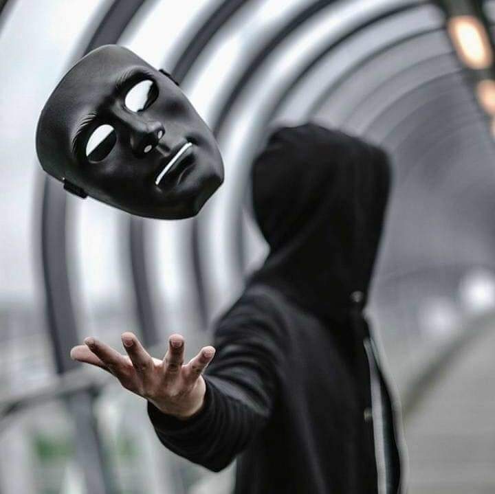 تسقط الأقنعة عندما تنتهي المصالح و لكن الدنيا تدور والوجوه تتقابل من جديد في ظروف مختلفه وعندها لن يكون هناك وقت لارتداء أقنعه جديدة ♥️