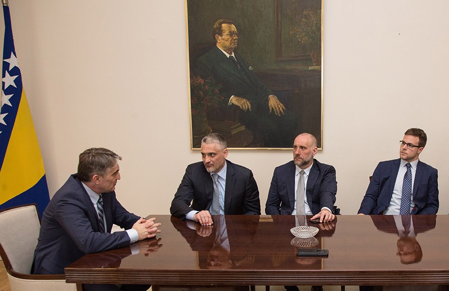 JosipCvitkovic5's tweet photo. #Sejdo najavio kandidaturu za hrvatskog člana Predsjedništva Bosne i Hercegovine. Nije mi jasno kako "bosanski patriota" Željko Komšić može držati u uredu sliku Blaža Kraljevića i Josipa Broza Tite. I Stjepan Mesić mu je zavidan. https://t.co/94ObL62MKX