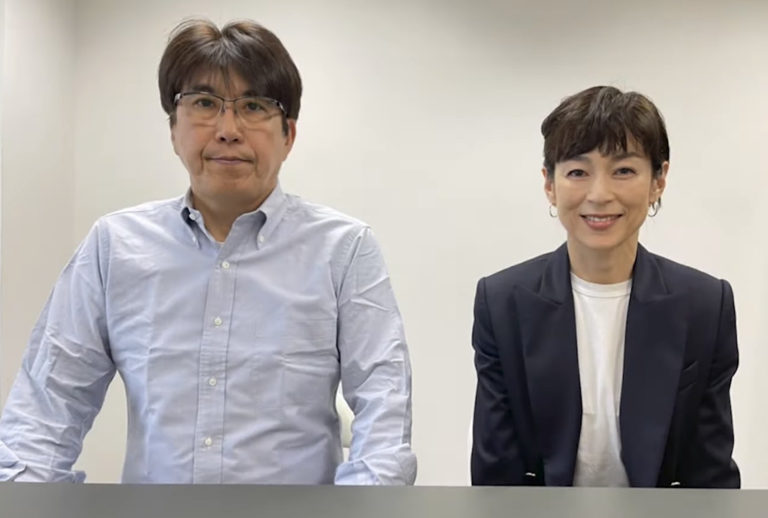 1998年、石橋貴明・鈴木保奈美W再婚会見。報道陣の前でポーズを