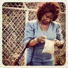 Tal día como hoy, en 2003, muere la cantante Celia Cruz. Embajadora de lo mejor de Cuba, lo que nunca toleró Fidel: la alegría, la creatividad y la libertad. Y por ello pagó el precio de no poder regresar a su patria. Solo a Guantánamo, de donde se llevó un puño de tierra en 1990