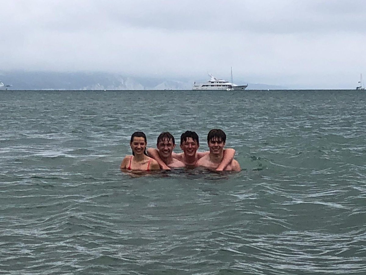 JaackTweets's tweet image. I wanted to post this photo but my arms look stupidly long and now I'm sad 

Also ignore the face I had salt water in my eyes 😭