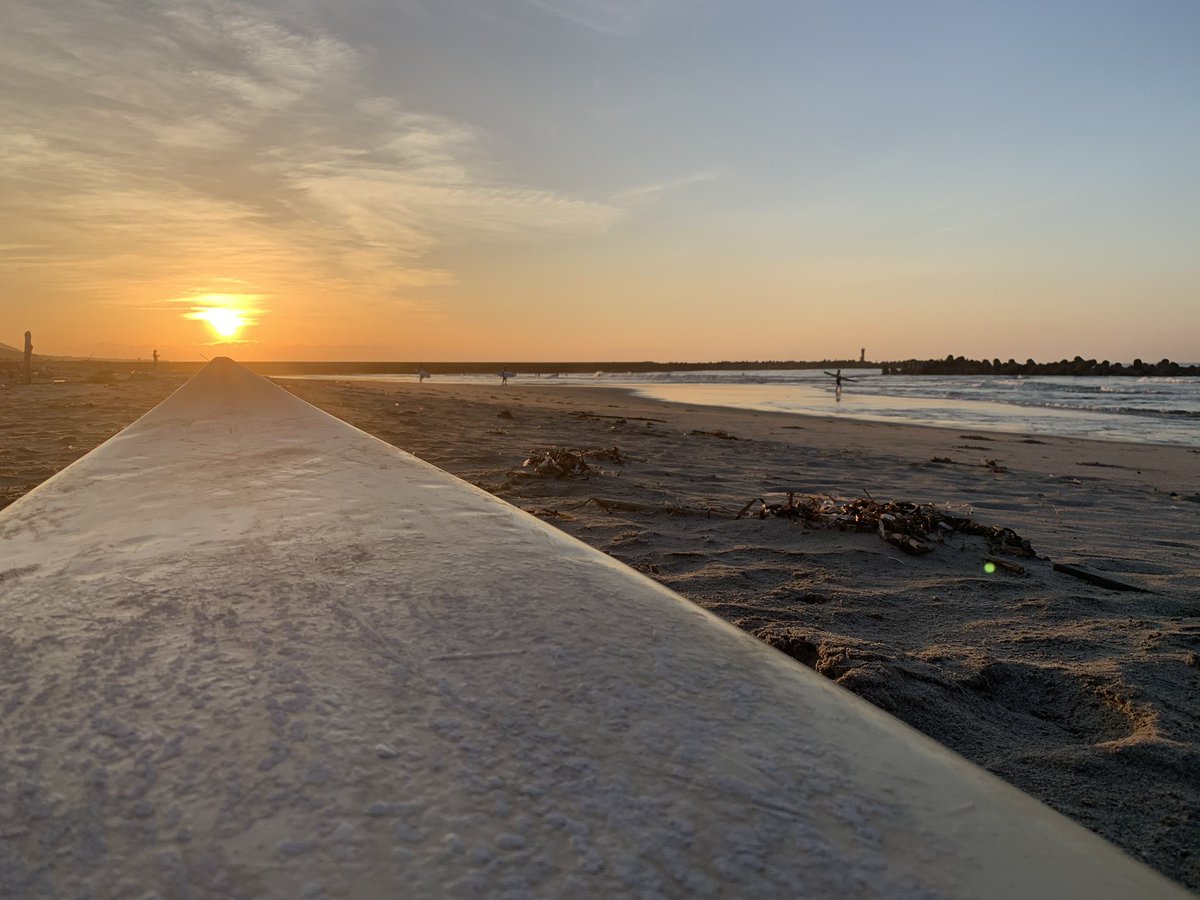 felipe04842163's tweet photo. Uma coisa que me faz bem e eu amo de verdade e o surf pegar umas ondas ficar olhando pro fundo do mar esperando a onda escutando a quele son do mar nada melhor 😍🌅🏄‍♂️só que surfa sabe https://t.co/VpJvQckFdp