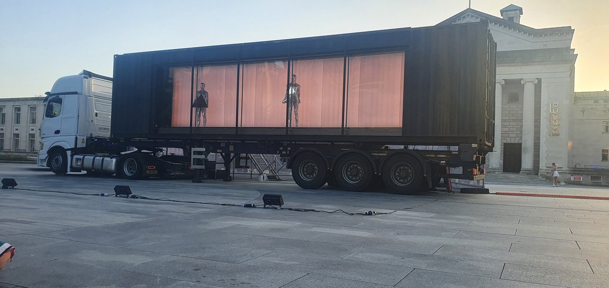 So, this was COOL! 
Frauke Requardt &amp; David Rosenberg #FutureCargo in #Southampton Guildhall Square 
<a href="/mayflower400uk/">Mayflower 400 UK</a> @ThePlaceLondon <a href="/SouthamptonCC/">SouthamptonCC</a> 
@southampton2025