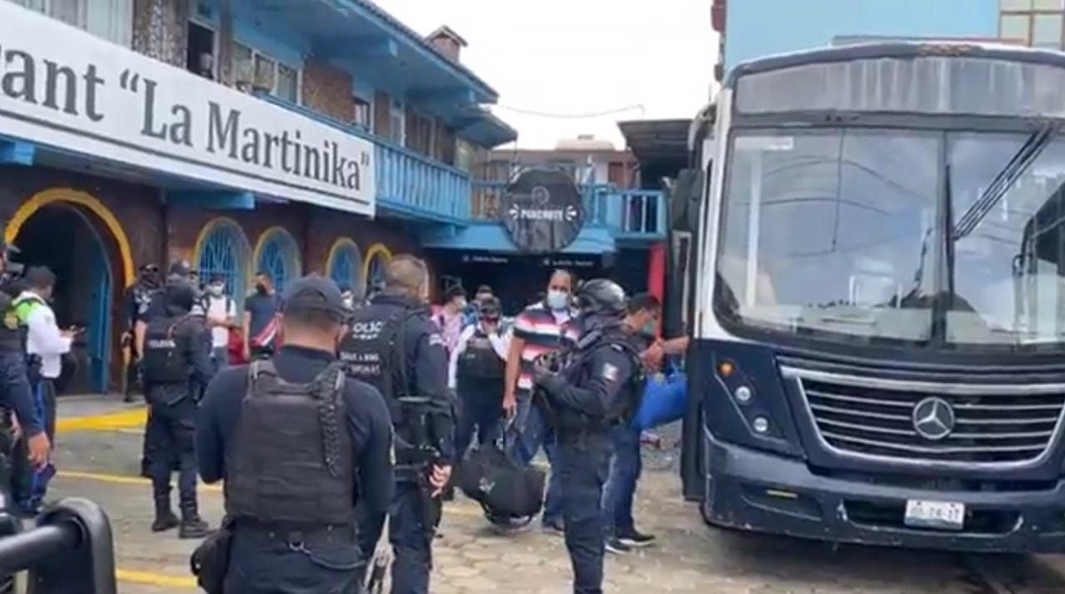 ElMercurioVer's tweet photo. Elementos de la @SP_Veracruz  detuvieron en el restaurante La Martinica, en el municipio de #Banderilla a 48 inmigrantes centroamericanos, entre #Mujeres, #hombres y #niños, además lograron la detención de al menos 7 traficantes de personas
@namikomatzumoto @RosarioPiedraIb https://t.co/bA62meuxeA