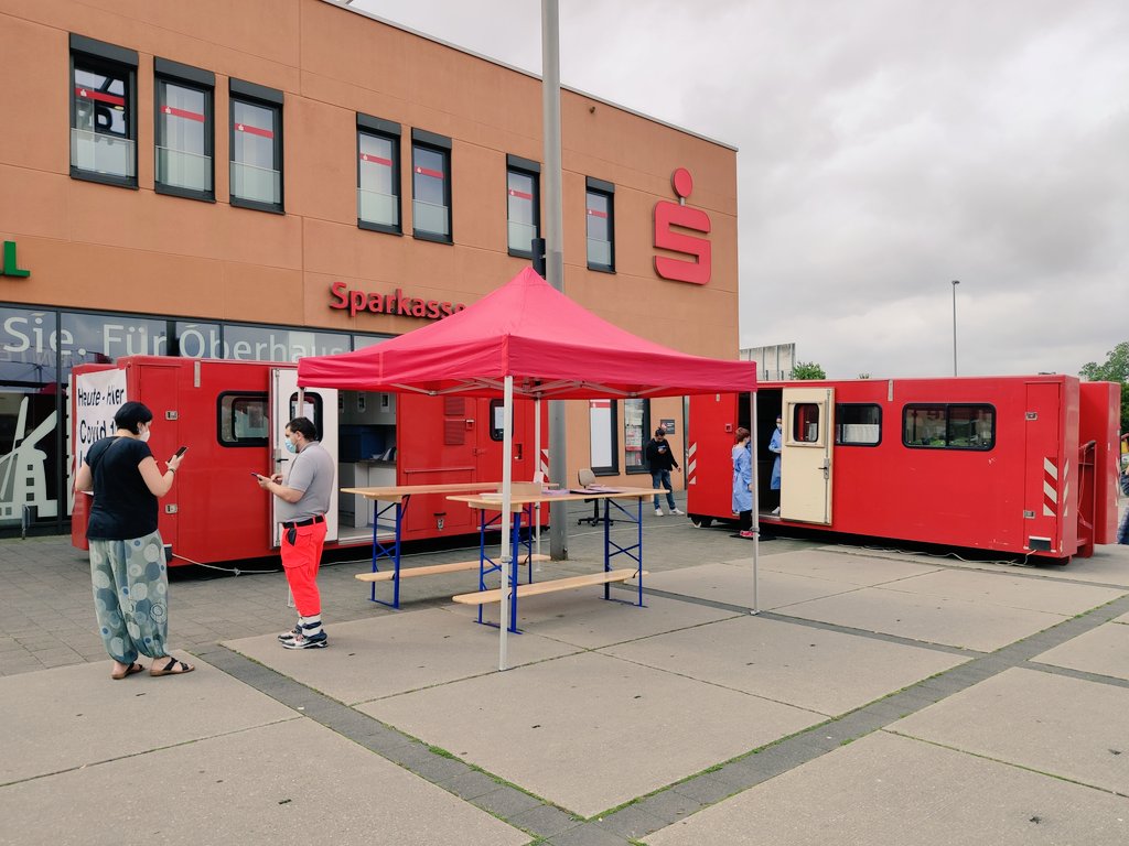 Beim mobilen Impfen konnten wir heute Menschen erreichen, die sonst nicht zur Impfung gegangen wären, einige waren mit dem herkömmlichen Anmeldeprozess überfordert, wieder andere waren skeptisch und ließen sich vor Ort beraten und zur Impfung überzeugen. Eine gute Sache.