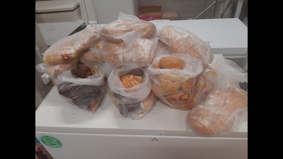 CVoluntaria's tweet photo. Gràcies Obrador Roig per les pastes i el pa que ens lliuren cada setmana!!!! https://t.co/XgveeupP6q