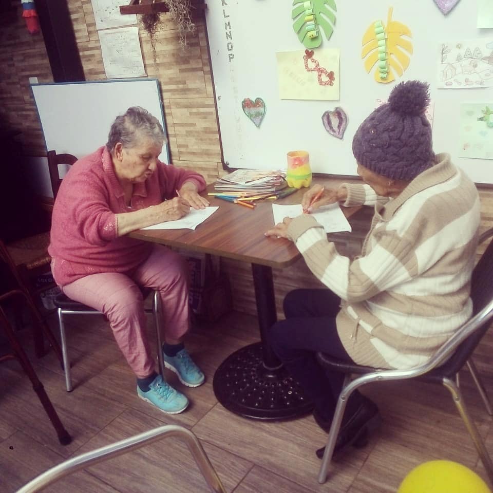 CristopherHogar's tweet photo. 🖌️🖼️Pintamos de alegría cada día en nuestra familia ✨Cristopher Emmanuel, motivamos a nuestros abuelitos 👏 para que exploren sus habilidades y talentos 😎 actividades que fortalecen el alma y la mente🧠💆...que mejor obra de arte que aquellas que son hechas con amor❣️#ArteYAmor https://t.co/3LWyQj4od2