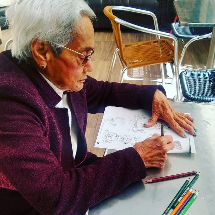 CristopherHogar's tweet photo. 🖌️🖼️Pintamos de alegría cada día en nuestra familia ✨Cristopher Emmanuel, motivamos a nuestros abuelitos 👏 para que exploren sus habilidades y talentos 😎 actividades que fortalecen el alma y la mente🧠💆...que mejor obra de arte que aquellas que son hechas con amor❣️#ArteYAmor https://t.co/3LWyQj4od2