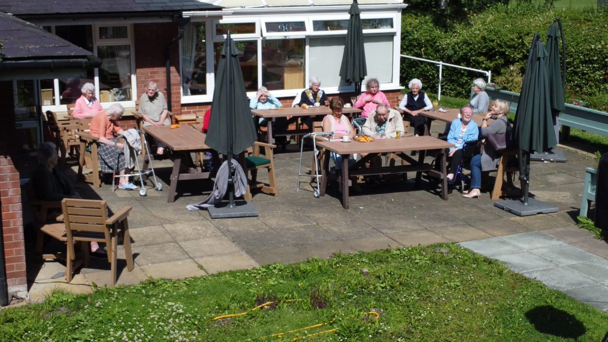 HeyberryHouseAH's tweet photo. Heyberry house enjoying our lovely singer mark 🌞🥳 what a brill day https://t.co/AloiavK3cr