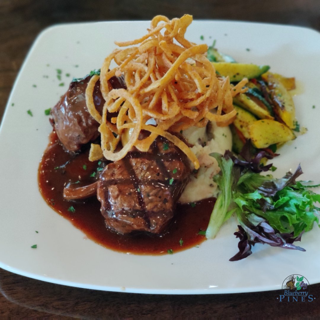 bbpgolf's tweet photo. Blueberry Pines weekend feature - Steak Tournedos! Two petite tender medallions topped with portabella demi-glace then topped with crispy onion straws and served with garlic mashed potatoes, fresh veg.

Open everyday 11:30-8

#blueberrypines #dinner https://t.co/4wn0vIMdr5
