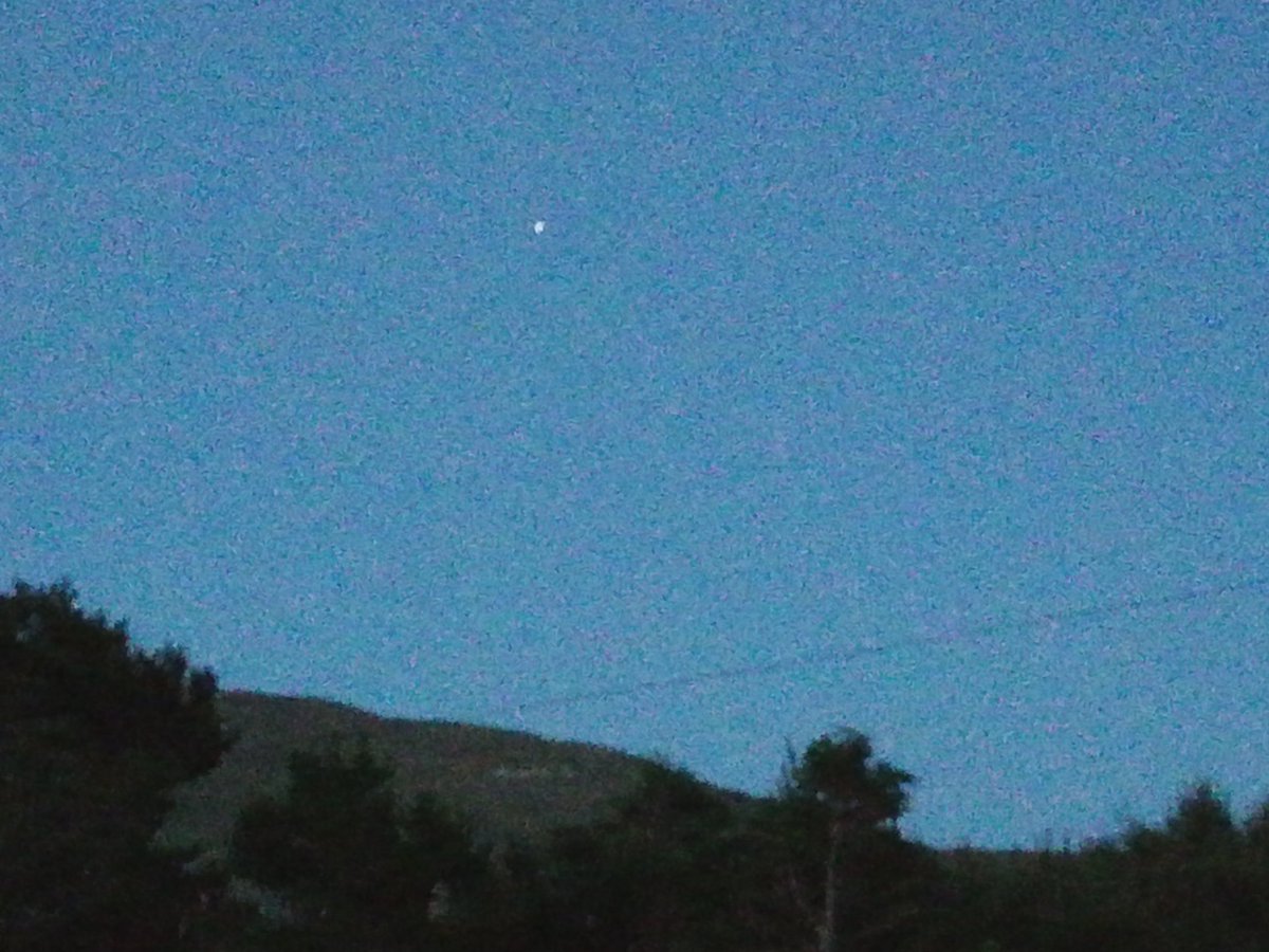 skysketcher's tweet photo. There goes the ISS over the WW2 Éire sign on Killadoon Hill. #Mayo #Louisburgh #Killadoon #ISS https://t.co/7jrpcDahDn