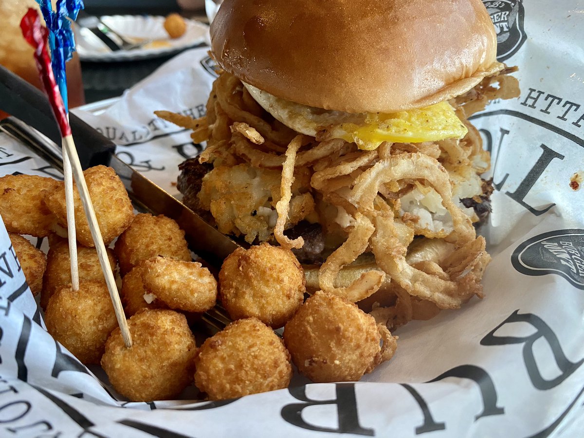 So, after a night of drinking more than I have in a while.. (lmfao thanks <a href="/Wuki/">wuki 🌞</a> 🤣)

It’s time for the hangover cure <a href="/SBBurgerjoint/">SBBurgerjoint</a> 🤤🤤🤤🤤🤤 brunch burger, with crispy onions, hash brown, and chipotle ranch. 

brb currently dying