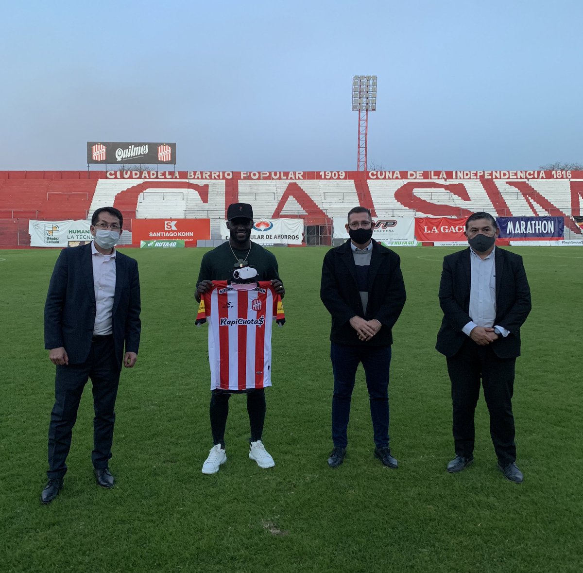 🔴⚪️ #PrimeraNacional 

Llegó el tercer refuerzo 💪🏼. 

El colombiano José Luis Sinisterra firmó su contrato con San Martín esta tarde en La Ciudadela y se suma al plantel dirigido por Pablo De Muner. 

#VamosCiudadela