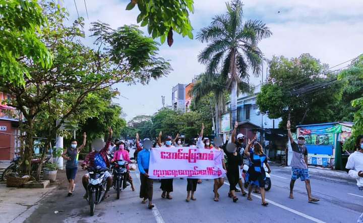 OrderDix's tweet photo. 17.7.2021 In Mandalay, Educational Strikes from Aung Myay Tharzan Tsp marched on the streets and protested against the military regime. 

JUNTA USES COVID AS WEAPONS

#July17Coup
#WhatsHappeningInMyanmar https://t.co/mgomRNtGqh