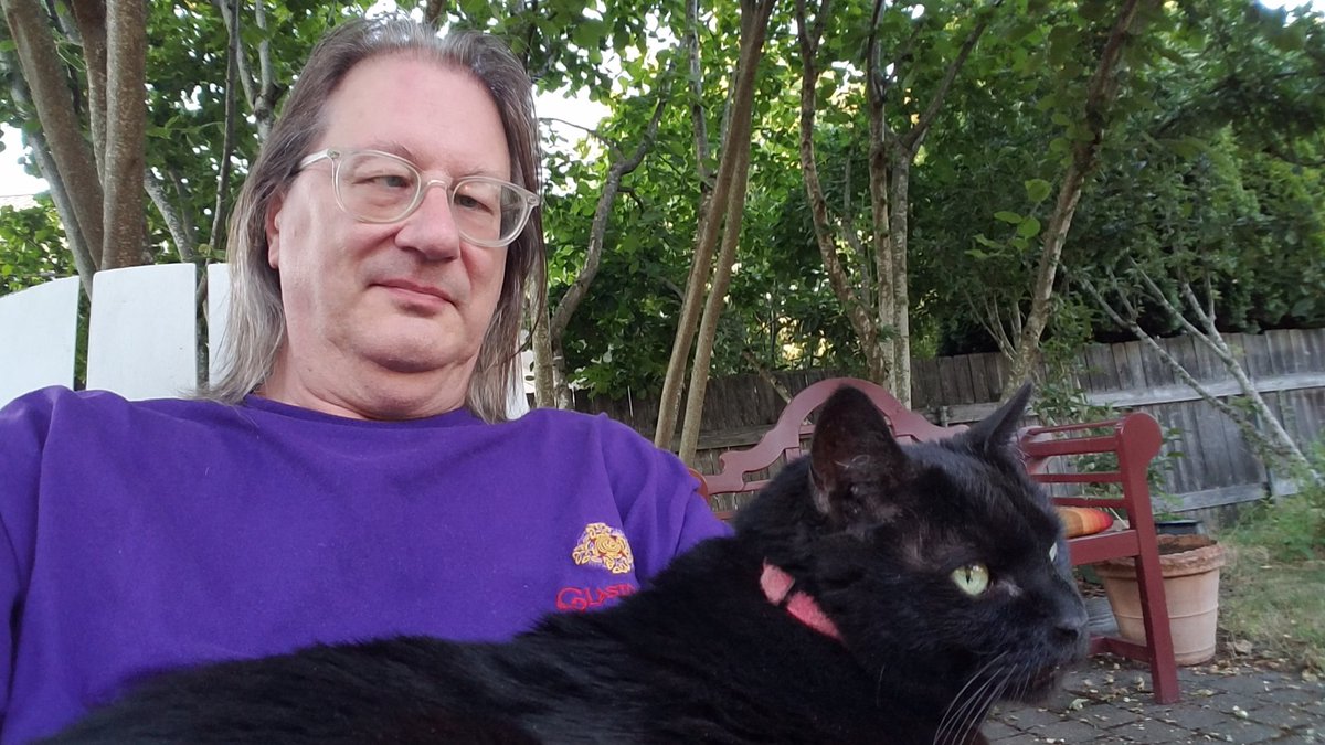 PdxRapunzel's tweet photo. Chillin with the kitty... Cassie is a foster kitty and a bit chunky too! Loves being outside on a lap.... #lapkitty #fosterkitty #summerevening #Mmemberville #StonerFam #CannabisCommunity https://t.co/TUAzndcpiO