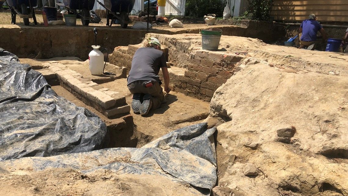 tac_org's tweet photo. Colonial Williamsburg archaeologists uncover 21 graves at the historic First Baptist Church site.
https://t.co/Gum8GlLnaV
#Archaeology #LostCemeteries #Virginia #FirstBaptistChurch https://t.co/kvSNYIXoLh