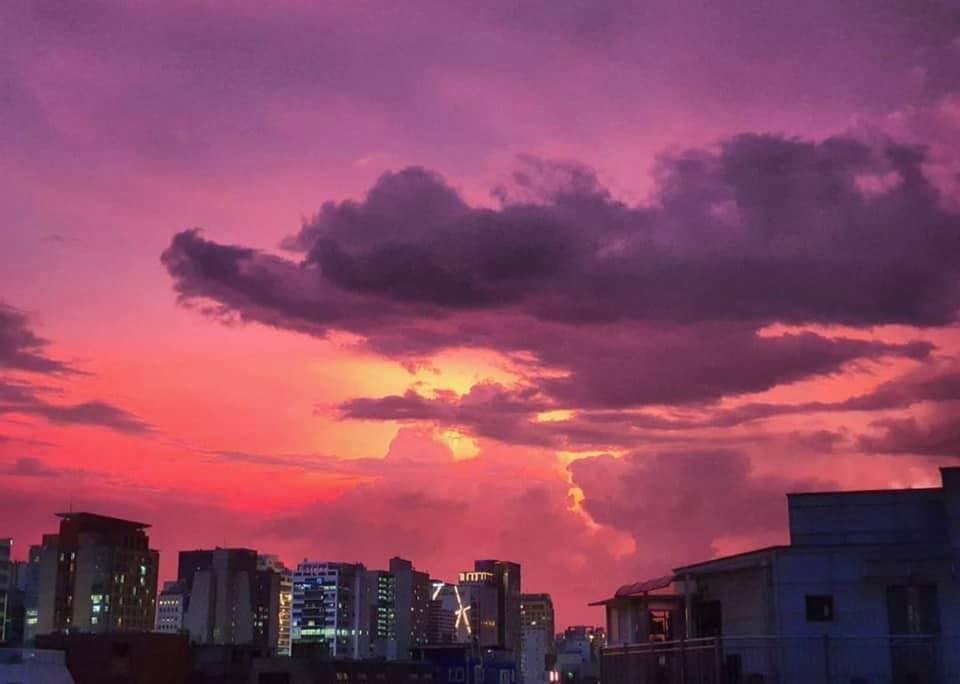 어제 전국에서 천둥번개 치고 난 뒤의 하늘 풍경이 찰나였지만 정말 예뻤어