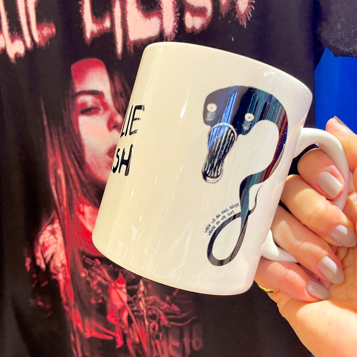 PgsStore's tweet photo. 人気&amp;オススメグッズ😘
#ビリーアイリッシュ マグカップ🧡
お家で普段使いできるアイテムです🏠☕️
各種デザインあり🙌

Billie Eilish 2ndアルバム『Happier Than Ever』発売記念
POP-UP STORE by PGS Z
期間：7月13日（火）～30日（金）
営業時間：11:00～20:00
https://t.co/yT01Q9us2E https://t.co/xMSecZCG2r