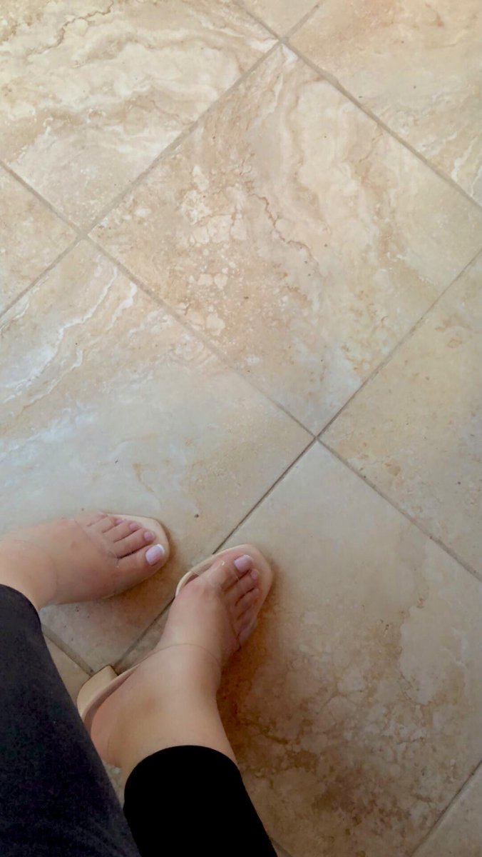 Helloooo ayaklarıma layık bir finansal köle yok mu bu gece